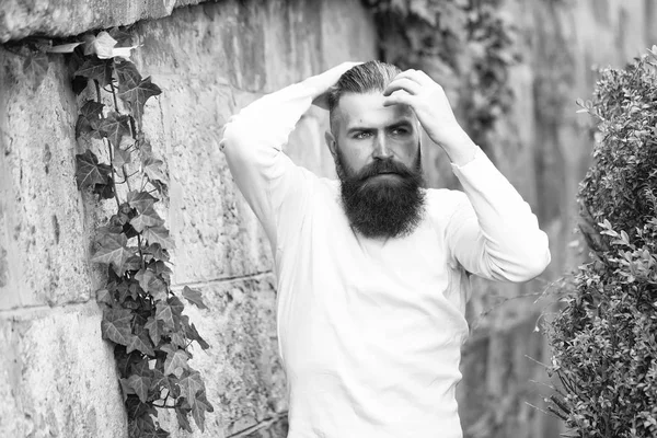 Стильный бородатый мужчина на улице — стоковое фото