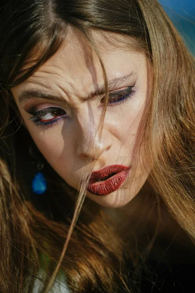Emotionele meisje met elegante make-up, schoonheid. Vrouw met zachte huid en make-up. — Stockfoto