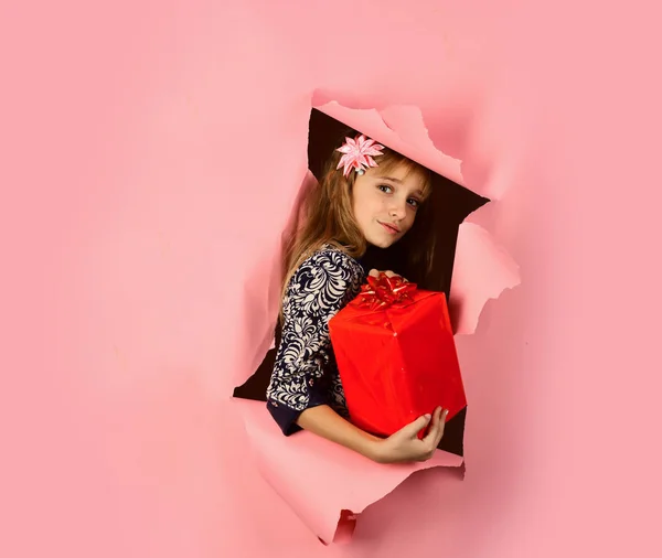 Jour de boxe, fête et fête. Enfant avec sac cadeau, cyber lundi. Anniversaire et Noël. Enfance et bonheur, boîte cadeau. Petite fille avec paquet shopping, vendredi noir . — Photo