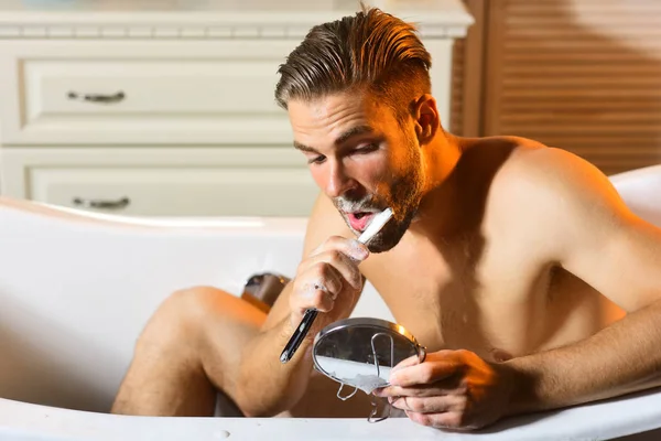 Barbeiro barba barba barbear com navalha vintage na banheira — Fotografia de Stock