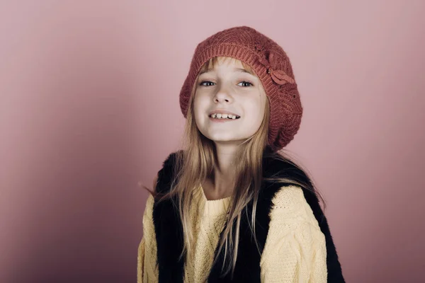 Lustige kleine kaukasische Mädchen mit Hut auf rosa Hintergrund. — Stockfoto