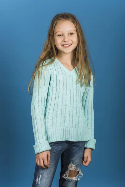 Portrét roztomilé holčičky džínově modré pozadí. — Stock fotografie