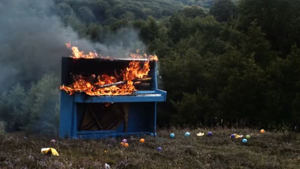 Zongora Tüzet Forró Zenékkel Égő Zongora Lángoló Zene Zongora Megsemmisítése — Stock videók