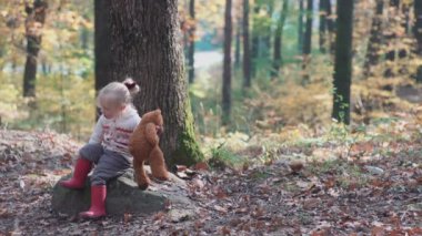 Sevimli küçük kız ormanda yaz gününde hiking. Ormandaki kız mutlu çocuk. Doğa yürüyüş sonbaharda oynayan küçük çocuk. Mutlu aile ile ormanda köpek yürüyüş.