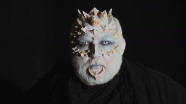 Eski Sihirbazı. Fantezi ve peri masalı. Bir sihirbaz. Su Sihirbazı. Uzaylı. Dünya dışı. Doğaüstü canavar. Beyaz Büyücü. Gizemli beyaz keşiş.