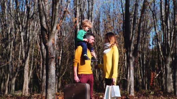 消費者と人々 のコンセプト 小さい子どもで ショッピング バッグと幸せな家庭 家族のショッピング — ストック動画