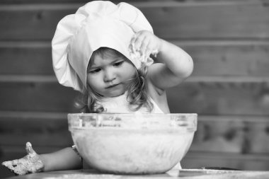 Mutlu çocuk hamur yoğurur