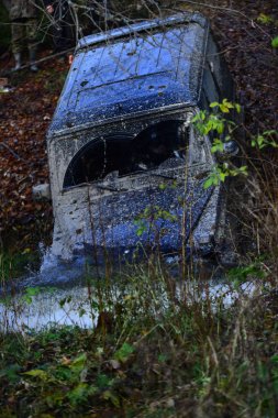 Derin su birikintisinde kalmış kirli offroad araba.