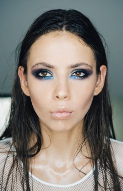 Moda makyaj ve saç modeli ile güzel kız