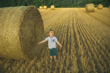 Balya hasat ile sahada mutlu çocuk