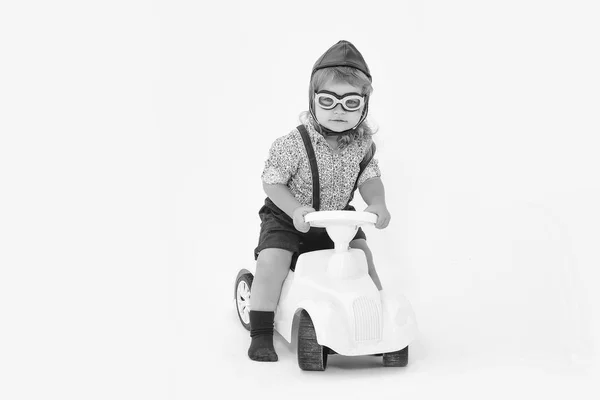 Mały chłopiec kierowcy lub pilota na białym tle — Zdjęcie stockowe