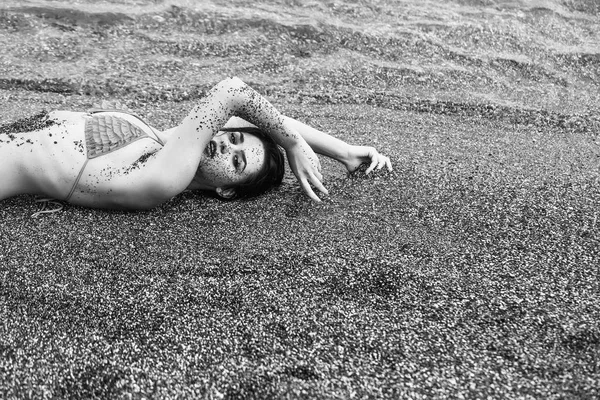Menina bonita encontra-se no top maiô amarelo na praia do mar — Fotografia de Stock