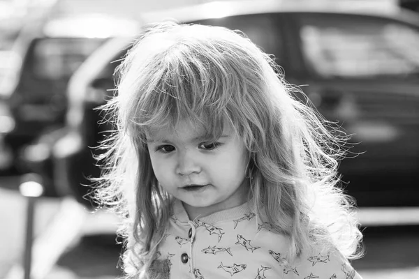 Carino bambino ragazzo a piedi sulla strada della città — Foto Stock