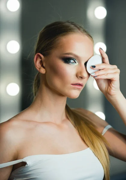 Woman use cotton pad for cleaning face skin. Skincare, treatment and therapy. Beauty model with fresh face skin, skincare. Woman remove makeup with cotton pad. Makeup application or removal. — Stock Photo, Image