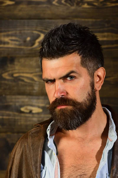 Hipster Serio Peluquería Mira Hombre Con Barba Bigote Sobre Fondo — Foto de Stock