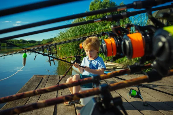 Bello giovane ragazzo tenere canna da pesca — Foto Stock
