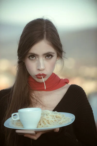 Mujer comiendo pasta como catador o crítico de restaurante. mujer con pasta italiana y té o café — Foto de Stock
