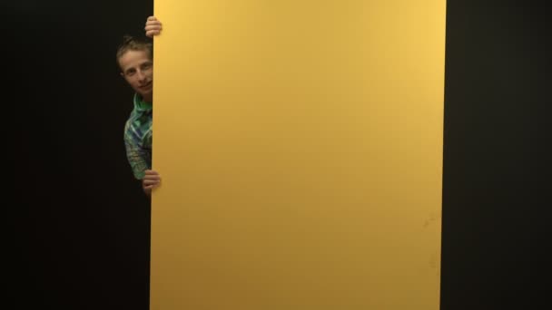Jeune famille heureuse peignant leur nouvelle maison. Jeune couple heureux drôle et souriant peignant leur nouvelle maison. Jeune couple peignant un mur. Un couple flirtant entre lui et le mur. Couple frémissant 