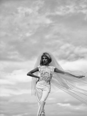 Mavi gökyüzü üzerinde turuncu saçlı gelin