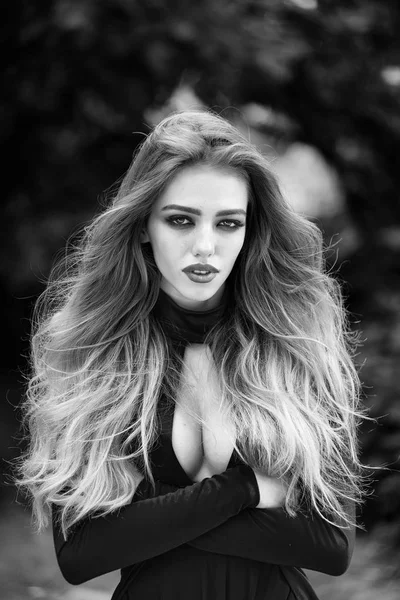 Seksi genç kadın uzun saçlı — Stok fotoğraf