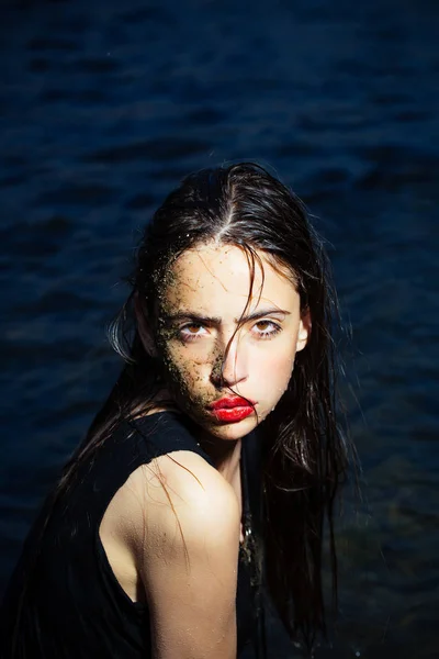Jovem mulher beleza retrato na água — Fotografia de Stock