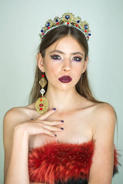 Kosmetika pro líčení a péči o pleť, kadeřnictví. Královna krásy a módy. Móda dívka s elegantní vzhled. Make-up pro ženy s jemnou kůží, elegance. Luxusní žena v Koruna a náušnice šperky. — Stock fotografie