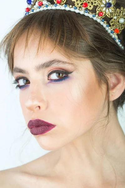 Cosmetica voor make-up en skincare, Kapper. Cosmetica, make-up op het gezicht van jonge mooie modieuze vrouw met paarse lippen. — Stockfoto