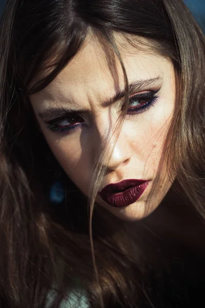 Belleza y chica de moda. Salón de belleza para el maquillaje y el peinado femenino —  Fotos de Stock