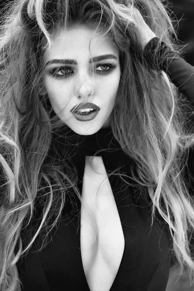 seksi genç kadın uzun saçlı