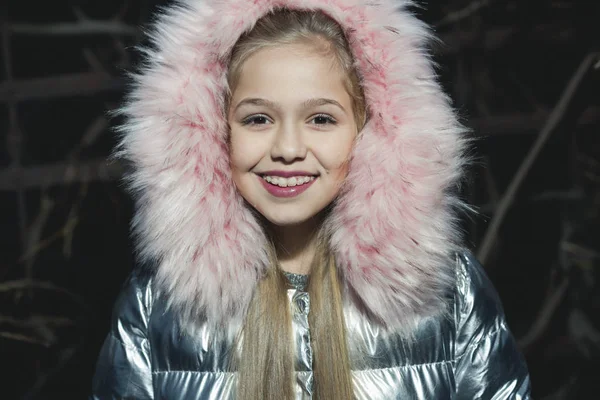 Pequena menina bonito em capuz de pele grande no inverno — Fotografia de Stock