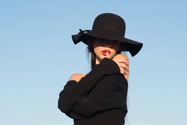 Retrato de uma jovem bela mulher elegante vestindo acessórios elegantes. Olhos escondidos com chapéu. Moda feminina, conceito de beleza e publicidade. Fechar . — Fotografia de Stock