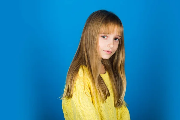 Modèle de mode et look beauté. Beauté ou mode enfant avec des cosmétiques et des cheveux sains. Fille élégante avec joli visage. Coiffeur, soins de la peau, style casual, denim. Petite fille aux cheveux longs . — Photo