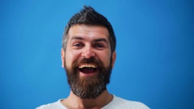 Yakışıklı duygusal adam. Genç adam farklı duygular ifade. Sakallı yakışıklı olan duyguların yüzleri. Erkek yüz duygular. Farklı ifadelerle sakallı adam.