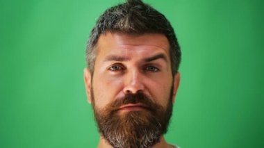 Erkek yüz duygular. Farklı ifadelerle sakallı adam. Genç adamın portre farklı duygular ve jestleri ile. Yakışıklı duygusal adam. Genç adam farklı duygular ifade.