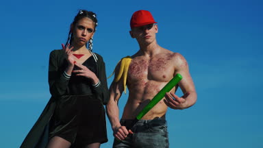 Kas. Güçlü adam. Beysbol sopası ile kız. Adam uygun kas, ab, gövde ile.