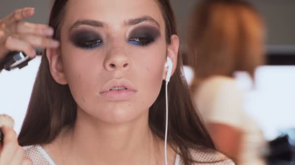 化妆艺术家应用明亮的基础颜色眼影在模型的眼睛 化妆师为女孩做化妆室内 — 图库视频影像