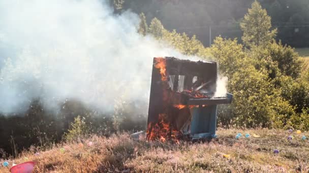 钢琴着火了 热音乐 烧钢琴 燃烧的音乐 钢琴破坏 — 图库视频影像