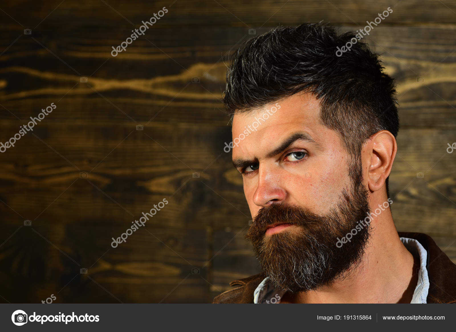 Bonito Homem Barbudo Hipster Com Corte De Cabelo Elegante E Barba