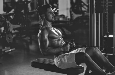 kaslı adam spor salonunda eğitim