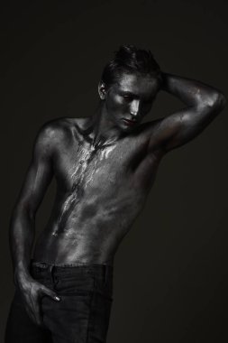 Adam kendine güvenen ifade ile poz. Maço akışları ile