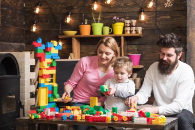Eğitim oyun kavramını. Baba, anne ve sevimli oğlu Oluşturucu tuğla ile oynamak. Anne ile çocuk oyun plastik bloklar ile Yapı İnşaat. Aile meşgul yüz üzerinde zaman harcamak birlikte odasında.