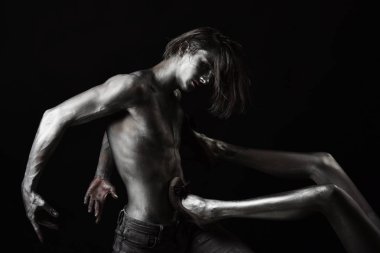 Adam çıplak gövde ile kaplı parıldayan ile boya