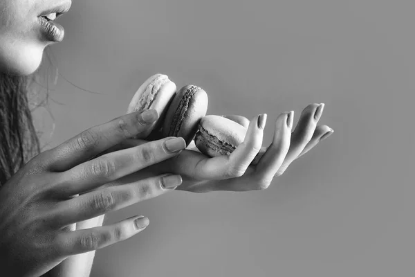 Vrouwelijke handen met macaron — Stockfoto