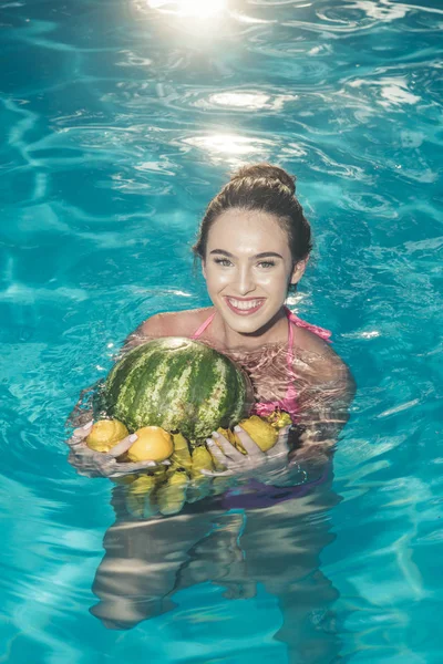 Diety Zdravé Biopotraviny Vegetariánská Diety Čerstvý Banán Ovocem Ženy Bazénu — Stock fotografie