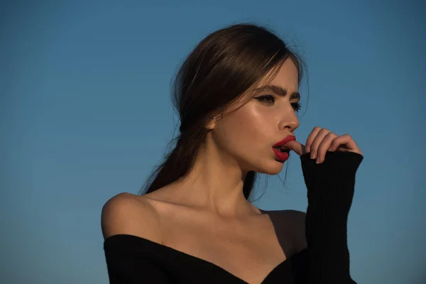 Belleza Moda Cosméticos Chica Con Labios Rojos Sobre Fondo Azul —  Fotos de Stock