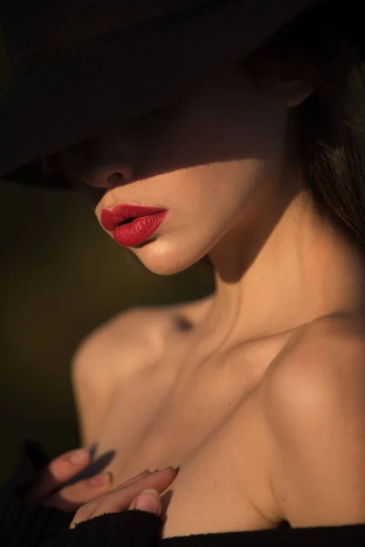 Estilo retro de mujer bonita en sombrero negro con labios rojos. mujer retro con lápiz labial rojo en los labios . — Foto de Stock