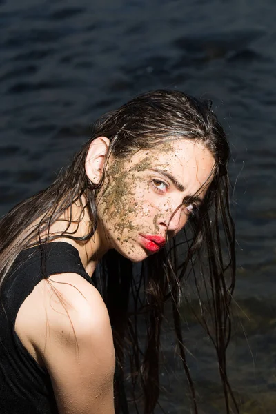 Крупним планом обличчя жінки в бруді — стокове фото