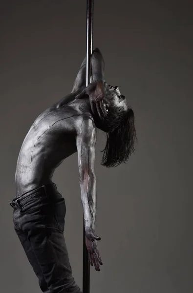 Atleta, atleta flexível realizando movimentos de dança de pólo . — Fotografia de Stock