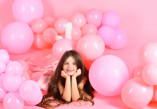 Kind in Luftballons, Geburtstag. — Stockfoto