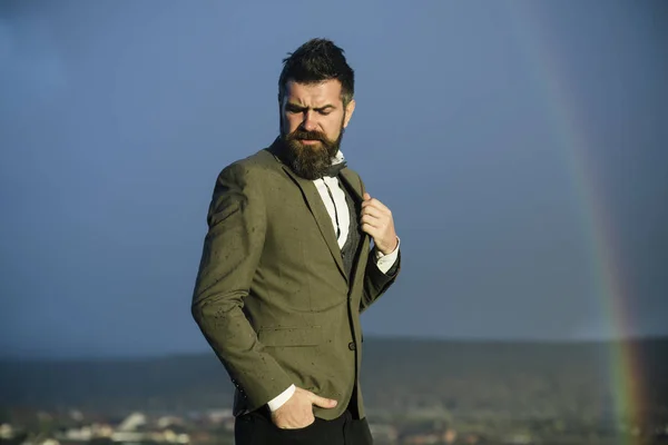 Homme avec barbe et moustache et décor avec arc-en-ciel — Photo